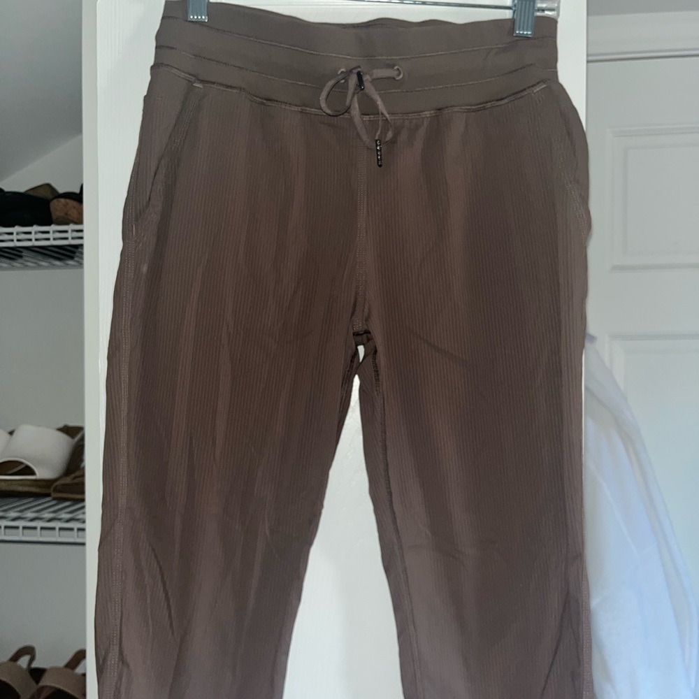 Cropped Lululemon capri pants. Size 6, perfect condition. Worn once